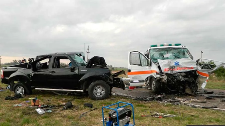 Así quedaron la ambulancia y la camioneta tras el impacto. Así quedaron la ambulancia y la camioneta tras el impacto.