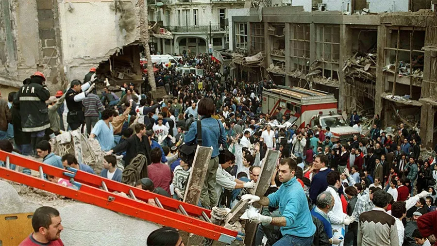 El ataque terrorista causó 85 muertos el 18 de julio de 1994 en la mutual judía del barrio porteño de Once. El ataque terrorista causó 85 muertos el 18 de julio de 1994 en la mutual judía del barrio porteño de Once.