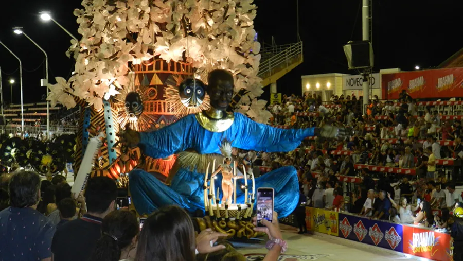 Papelitos (Club Juventud Unida) será la encargada de abrir la noche en el Corsódromo “José Luis Gestro”. Papelitos (Club Juventud Unida) será la encargada de abrir la noche en el Corsódromo “José Luis Gestro”.
