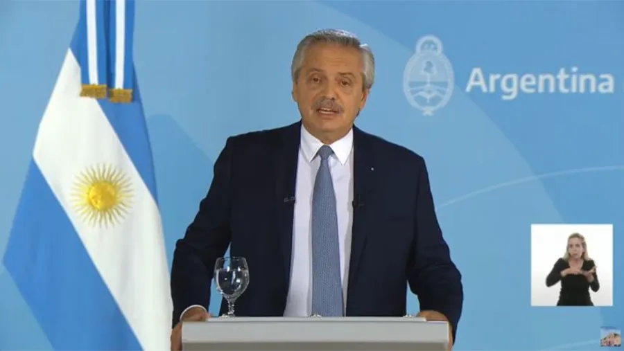El Presidente Alberto Fernández cuando el jueves por la noche anunció las nuevas medidas de restricción y prevención para evitar la circulación del Covid-19. El Presidente Alberto Fernández cuando el jueves por la noche anunció las nuevas medidas de restricción y prevención para evitar la circulación del Covid-19.