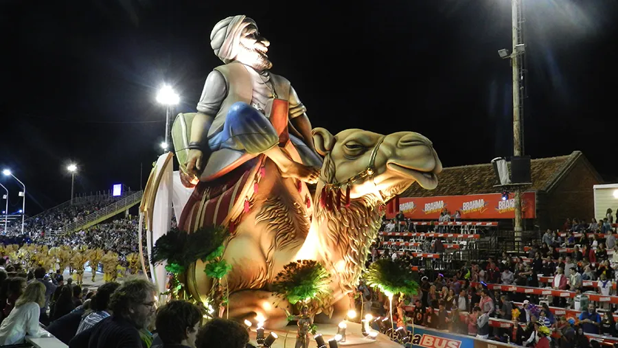 Kamarr (Centro Cultural Sirio Libanés) fue la encargada de abrir la quinta noche en el Corsódromo “José Luis Gestro”. Kamarr (Centro Cultural Sirio Libanés) fue la encargada de abrir la quinta noche en el Corsódromo “José Luis Gestro”.