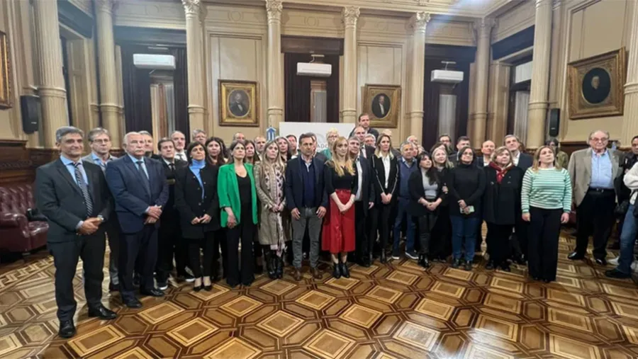Funcionarios y dirigentes del oficialismo y la oposición repudiaron el ataque y se solidarizaron con la vicepresidenta. Funcionarios y dirigentes del oficialismo y la oposición repudiaron el ataque y se solidarizaron con la vicepresidenta.