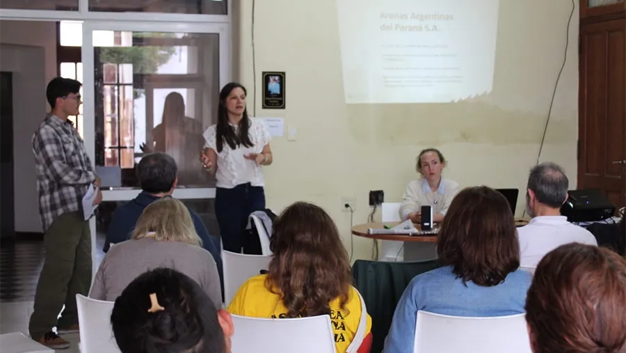 La Fundación Cauce brindó una charla para alertar sobre la extracción de arena silícea que se destina al fracking de Vaca Muerta. La Fundación Cauce brindó una charla para alertar sobre la extracción de arena silícea que se destina al fracking de Vaca Muerta.