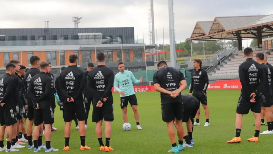 Fútbol: el gualeyo Martínez pelea por un lugar con Pezzella para enfrentar a Estonia Fútbol: el gualeyo Martínez pelea por un lugar con Pezzella para enfrentar a Estonia