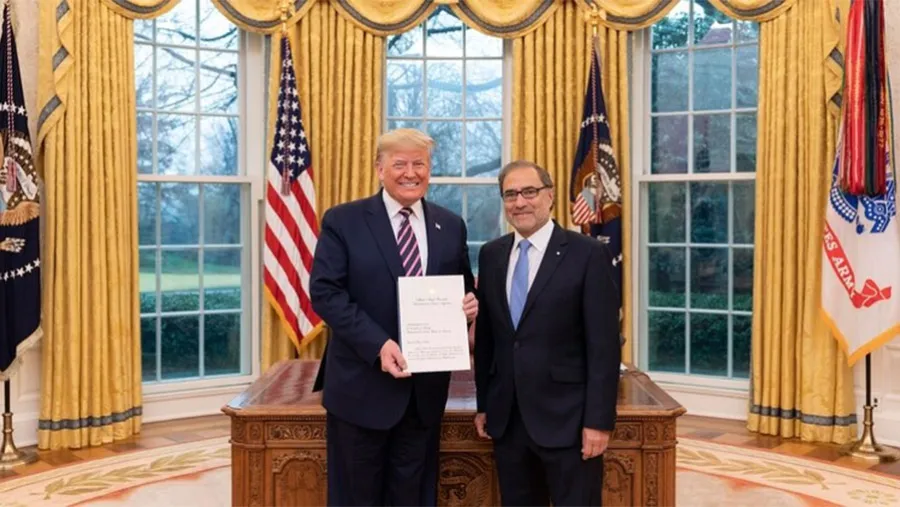 El embajador Jorge Argüello junto al presidente de Estados Unidos, Donald Trump. Argüello recomendó ser “razonablemente optimistas” por los apoyos obtenidos para la discusión con el FMI y los acreedores privados. El embajador Jorge Argüello junto al presidente de Estados Unidos, Donald Trump. Argüello recomendó ser “razonablemente optimistas” por los apoyos obtenidos para la discusión con el FMI y los acreedores privados.