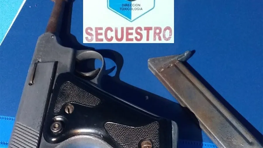 Como resultado de los allanamientos se secuestró un arma, cocaína y marihuana, entre otros elementos vinculados con el narcomenudeo. Como resultado de los allanamientos se secuestró un arma, cocaína y marihuana, entre otros elementos vinculados con el narcomenudeo.