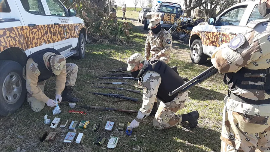 Los allanamientos permitieron secuestrar once armas de fuego, silenciadores, equipo de comunicación y cartuchería varias. Los allanamientos permitieron secuestrar once armas de fuego, silenciadores, equipo de comunicación y cartuchería varias.