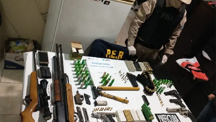 Además de las armas, se detuvieron a dos personas de 27 y 39 años. Además de las armas, se detuvieron a dos personas de 27 y 39 años.