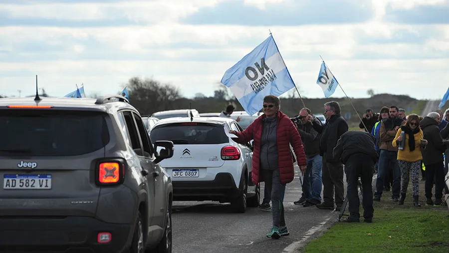 La Asamblea Ciudadana protestó contra la pastera UPM Botnia en el paraje Arroyo Verde. (Fotografía: gentileza Ricardo Santellán). La Asamblea Ciudadana protestó contra la pastera UPM Botnia en el paraje Arroyo Verde. (Fotografía: gentileza Ricardo Santellán).