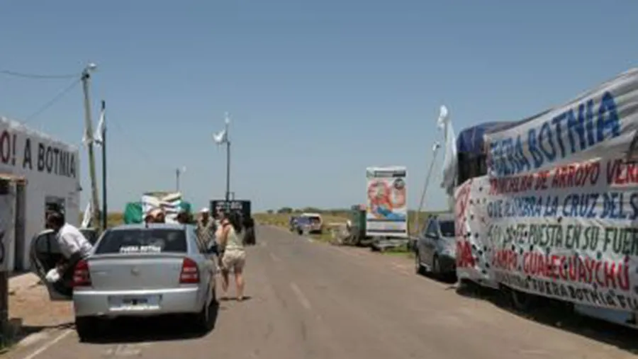 Mañana desde las 12 en Arroyo Verde, la Asamblea Ciudadana realizará una protesta por la presencia de UPM Botnia. Mañana desde las 12 en Arroyo Verde, la Asamblea Ciudadana realizará una protesta por la presencia de UPM Botnia.