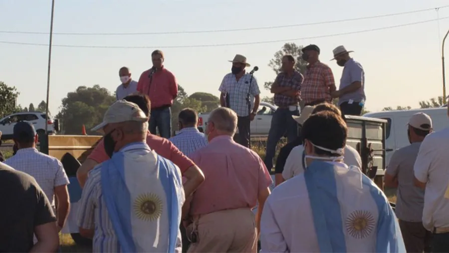 Confederaciones Rurales, la Sociedad Rural y la Federación Agraria confirmaron que se iniciará esta medianoche el paro patronal. Habrá un cese de comercialización de granos por 72 horas y los productores se manifestarán en las rutas. Confederaciones Rurales, la Sociedad Rural y la Federación Agraria confirmaron que se iniciará esta medianoche el paro patronal. Habrá un cese de comercialización de granos por 72 horas y los productores se manifestarán en las rutas.