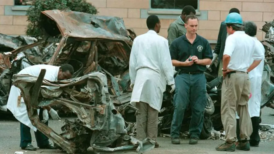 Agentes del FBI e investigadores de Kenia tras el atentado en Nairobi, en 1998. Agentes del FBI e investigadores de Kenia tras el atentado en Nairobi, en 1998.