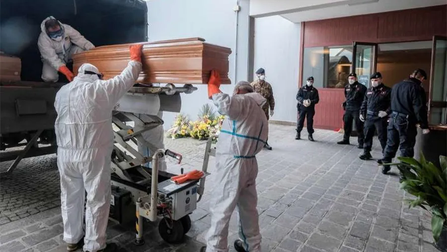 Los soldados del ejército italiano usan trajes protectores al transportar ataúdes en camiones militares desde el área de Bérgamo hasta el cementerio de Cinisello Balsamo, cerca de Milán. Los soldados del ejército italiano usan trajes protectores al transportar ataúdes en camiones militares desde el área de Bérgamo hasta el cementerio de Cinisello Balsamo, cerca de Milán.