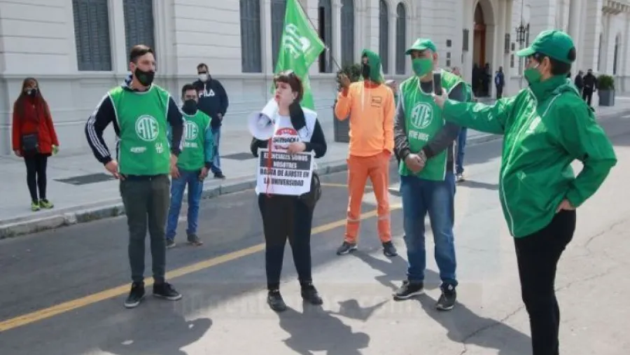 ATE paró este martes y proyecta la marcha provincial para el 16 de octubre ATE paró este martes y proyecta la marcha provincial para el 16 de octubre