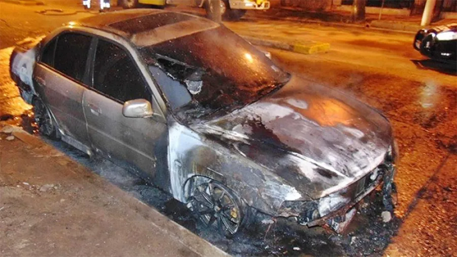 Incendiaron el auto de un entrerriano y dice que es porque su novia tiene COVID-19 Incendiaron el auto de un entrerriano y dice que es porque su novia tiene COVID-19