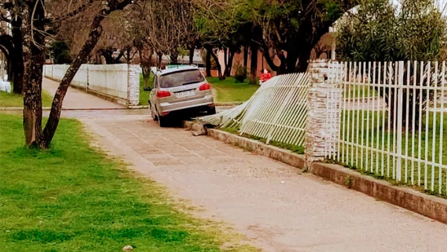 Un auto chocó las rejas del hospital Un auto chocó las rejas del hospital