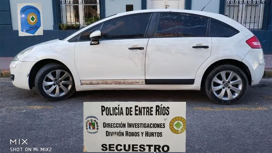 El Citroën, modelo C4 secuestrado en el marco de la investigación por el violento robo ocurrido en inmediaciones de un corralón en Paraná. El Citroën, modelo C4 secuestrado en el marco de la investigación por el violento robo ocurrido en inmediaciones de un corralón en Paraná.