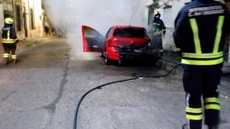 auto incendiado auto incendiado