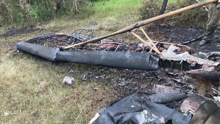 La avioneta accidentada fue hallada en un monte a 15 kilómetros al Sur Este de Alcaraz. Su piloto permanece en grave estado de salud. La avioneta accidentada fue hallada en un monte a 15 kilómetros al Sur Este de Alcaraz. Su piloto permanece en grave estado de salud.