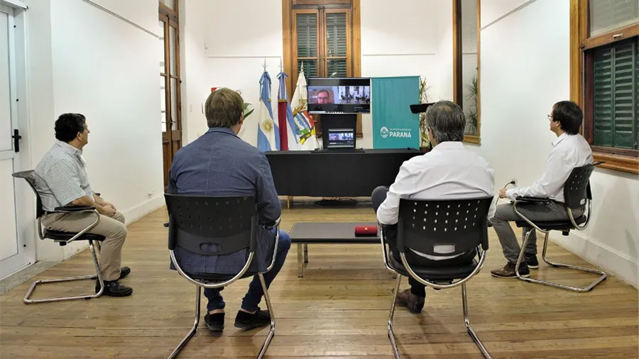 El intendente de Paraná analizó con autoridades de Vialidad Nacional el avance de obras en la ciudad y definieron los próximos pasos para la concreción de un plan de intervención en infraestructura. El intendente de Paraná analizó con autoridades de Vialidad Nacional el avance de obras en la ciudad y definieron los próximos pasos para la concreción de un plan de intervención en infraestructura.