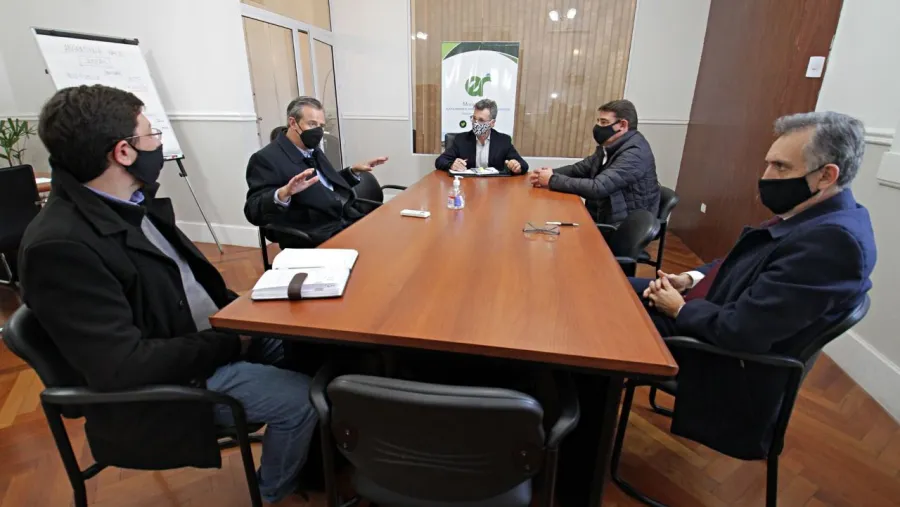 Adán Bahl con Rodríguez Signes y funcionarios de Transporte Adán Bahl con Rodríguez Signes y funcionarios de Transporte