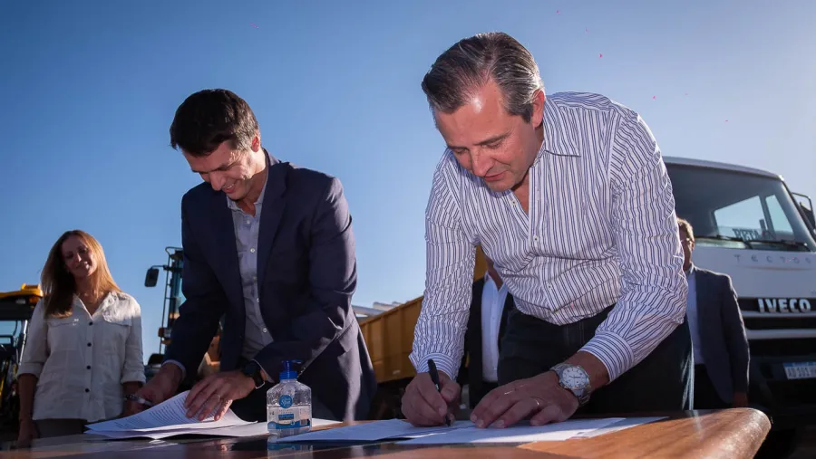 Bahl y Cresto firmaron convenio de obra cloacal Bahl y Cresto firmaron convenio de obra cloacal