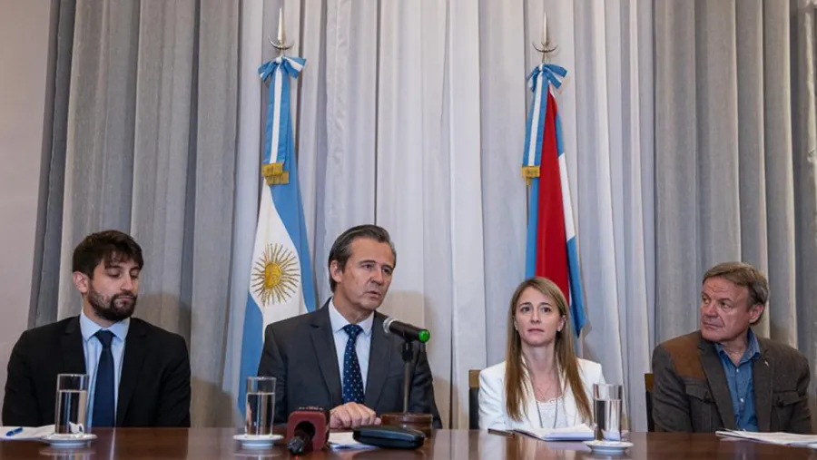 Bahl y parte de sus funcionarios Bahl y parte de sus funcionarios