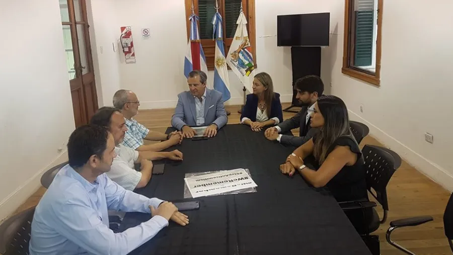 Bahl junto a funcionarios municipales y dirigentes de la DAIA Bahl junto a funcionarios municipales y dirigentes de la DAIA