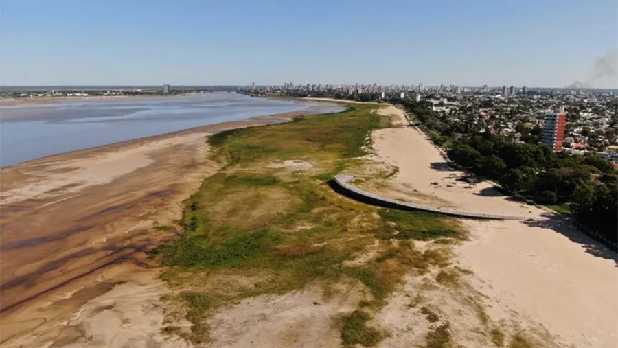 La Laguna Setúbal en la ciudad de Santa Fe es un claro testigo de la bajante que padece el río Paraná. Desde el martes 10 de noviembre, la altura del río se “clavó” en 60 centímetros. La Laguna Setúbal en la ciudad de Santa Fe es un claro testigo de la bajante que padece el río Paraná. Desde el martes 10 de noviembre, la altura del río se “clavó” en 60 centímetros.