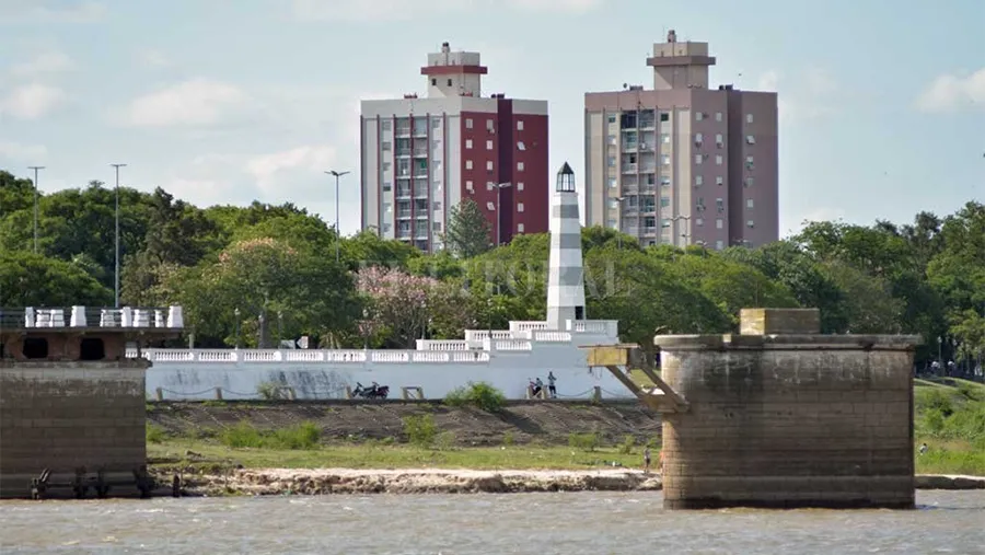 La bajante del río Paraná es considerada histórica. En el puerto de la ciudad de Santa Fe llegó a cero, de acuerdo a la última medición oficial realizada. La bajante del río Paraná es considerada histórica. En el puerto de la ciudad de Santa Fe llegó a cero, de acuerdo a la última medición oficial realizada.