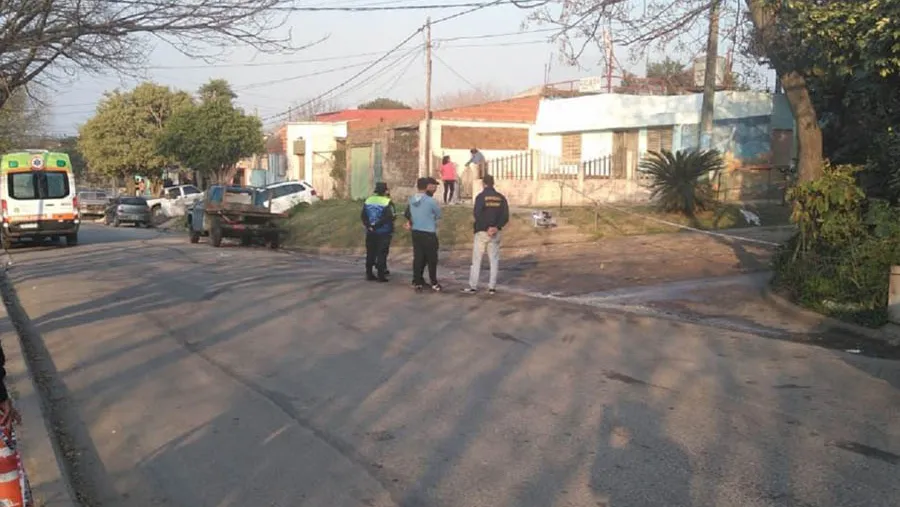 Balacera en el barrio La Floresta de Paraná. Hay un herido grave internado en el hospital San Martín y un adolescente detenido acusado del crimen. Balacera en el barrio La Floresta de Paraná. Hay un herido grave internado en el hospital San Martín y un adolescente detenido acusado del crimen.