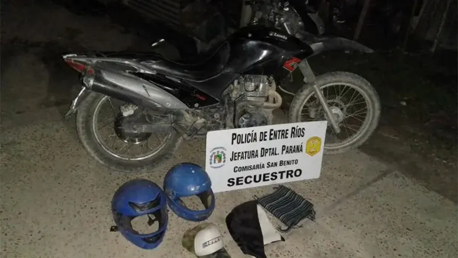 La moto y otras pertenencias que le fueron secuestradas al detenido, sospechado de intervenir en el robo en San Benito. La moto y otras pertenencias que le fueron secuestradas al detenido, sospechado de intervenir en el robo en San Benito.