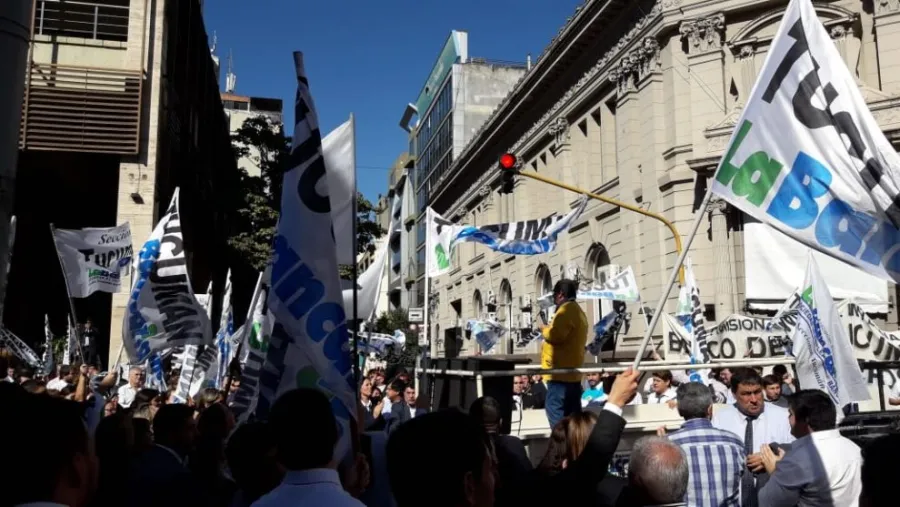 Reclamo de bancarios. Reclamo de bancarios.