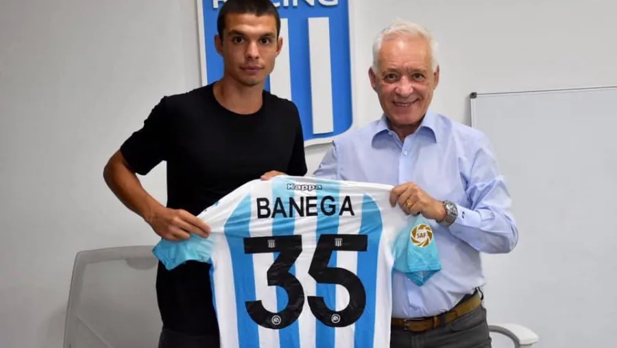 Tiago Banega y Vìctor Blanco Fútbol: el entrerriano Tiago Banega firmó su primer contrato con Racing