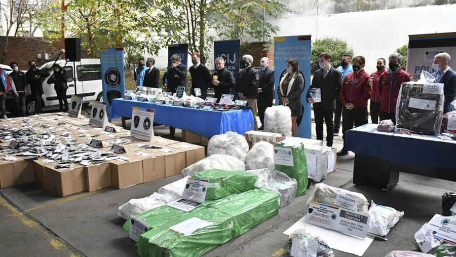 Desbarataron una banda que fabricaba y vendía barbijos falsos del Conicet Desbarataron una banda que fabricaba y vendía barbijos falsos del Conicet
