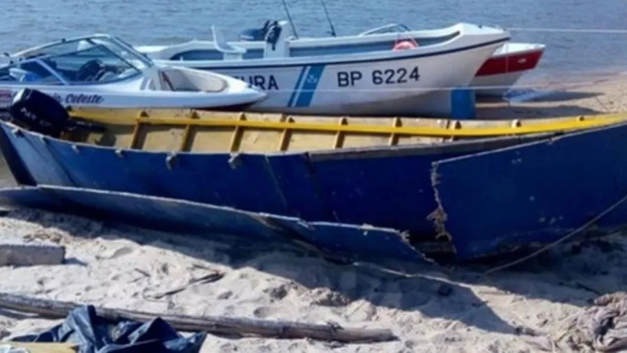 La barcaza tenía una doble pared en la que se escondían los panes de marihuana. La barcaza tenía una doble pared en la que se escondían los panes de marihuana.