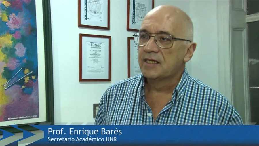 Se trata de Enrique Barés, psicólogo y ex secretario académico de la Universidad Nacional de Rosario (UNR). Los hechos ocurrieron hace casi veinte años. La defensa del acusado pidió la prescripción, pero el juez Gustavo Díaz la rechazó en base a las leyes vigentes. Ahora la justicia debe resolver la apelación de Barés. Se trata de Enrique Barés, psicólogo y ex secretario académico de la Universidad Nacional de Rosario (UNR). Los hechos ocurrieron hace casi veinte años. La defensa del acusado pidió la prescripción, pero el juez Gustavo Díaz la rechazó en base a las leyes vigentes. Ahora la justicia debe resolver la apelación de Barés.