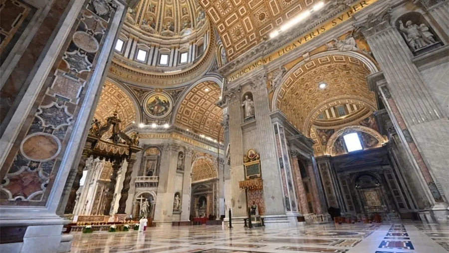 El Papa Francisco celebró la misa del Domingo de Pascua en la Basílica de San Pedro, pero a puertas cerradas debido al coronavirus. El Papa Francisco celebró la misa del Domingo de Pascua en la Basílica de San Pedro, pero a puertas cerradas debido al coronavirus.