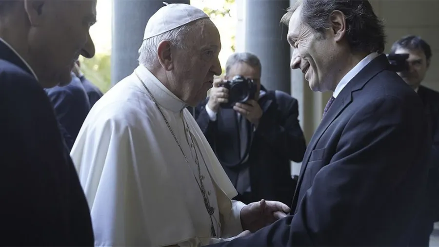 Imagen de archivo del papa Francisco y Gustavo Béliz, quien fue nombrado como miembro ordinario de la Academia Pontificia de Ciencias Sociales. Imagen de archivo del papa Francisco y Gustavo Béliz, quien fue nombrado como miembro ordinario de la Academia Pontificia de Ciencias Sociales.