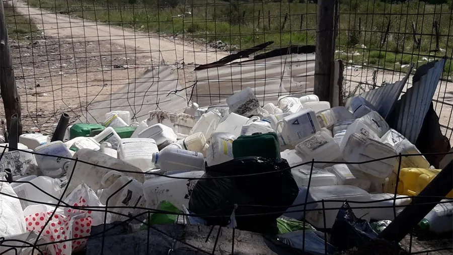 Desconocidos arrojaron unos cien envases de agrotóxicos en el ingreso al basural de Pueblo General Belgrano. La denuncia se radicó en la Fiscalía y se espera que la Municipalidad aporte las filmaciones de las cámaras de video vigilancia para dar con los responsables. Desconocidos arrojaron unos cien envases de agrotóxicos en el ingreso al basural de Pueblo General Belgrano. La denuncia se radicó en la Fiscalía y se espera que la Municipalidad aporte las filmaciones de las cámaras de video vigilancia para dar con los responsables.