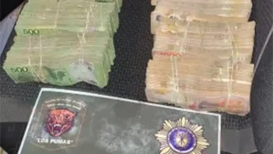 La documental exhibida por los dos hombres que transportaban los casi 4,5 millones de pesos motivaron el procedimiento de secuestro ante testigos. La documental exhibida por los dos hombres que transportaban los casi 4,5 millones de pesos motivaron el procedimiento de secuestro ante testigos.