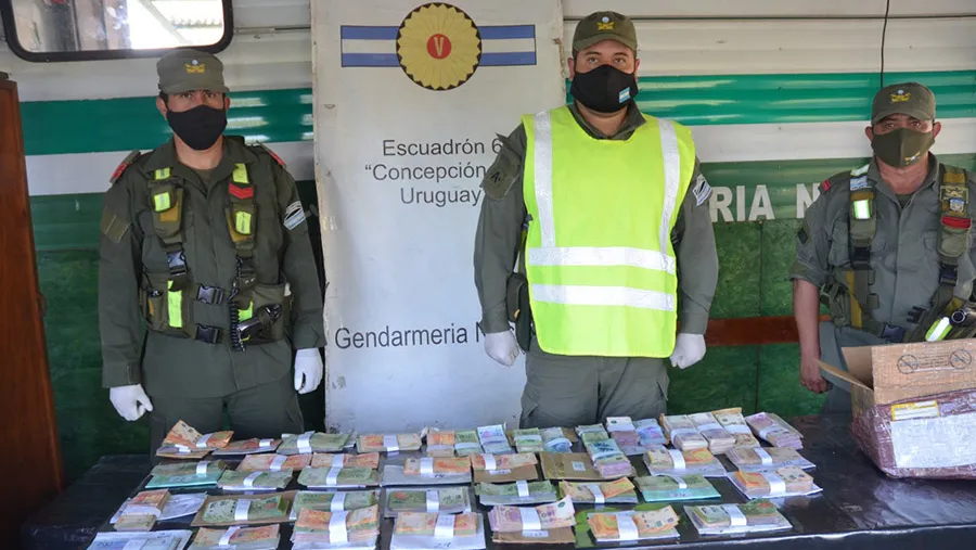 Gendarmería decomisó un total de 1.882.418 pesos por presunto tráfico de divisas. Gendarmería decomisó un total de 1.882.418 pesos por presunto tráfico de divisas.