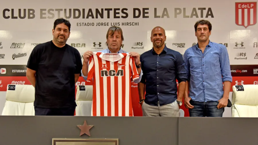Ricardo Zielinski Ricardo Zielinski firmó su contrato como director técnico de Estudiantes de La Plata