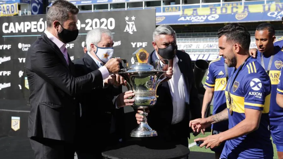 Boca A nueve meses de su consagración, Boca recibió el trofeo de la Superliga