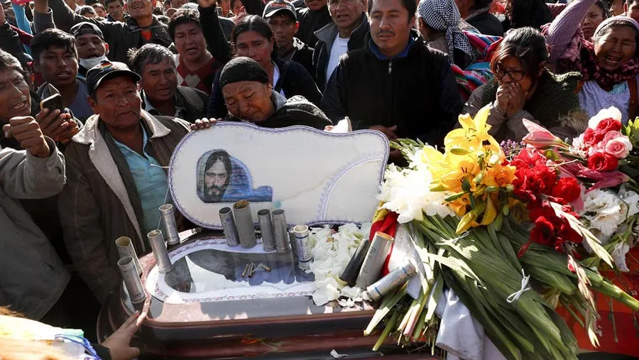 Familiares y amigos asistieron, ayer, al funeral de uno de los muertos en Sacaba. Familiares y amigos asistieron, ayer, al funeral de uno de los muertos en Sacaba.