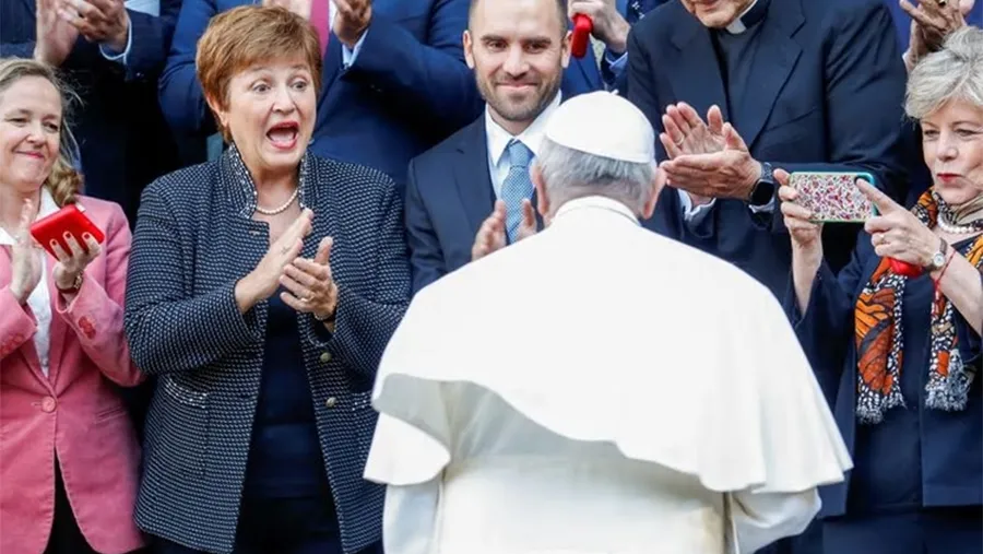 La directora gerente del FMI, Kristalina Georgieva, el ministro de Economía de Argentina, Martín Guzmán, y el Papa Francisco en una conferencia en el Vaticano. La directora gerente del FMI, Kristalina Georgieva, el ministro de Economía de Argentina, Martín Guzmán, y el Papa Francisco en una conferencia en el Vaticano.