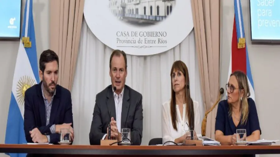 Bordet junto a funcionarios Bordet junto a funcionarios