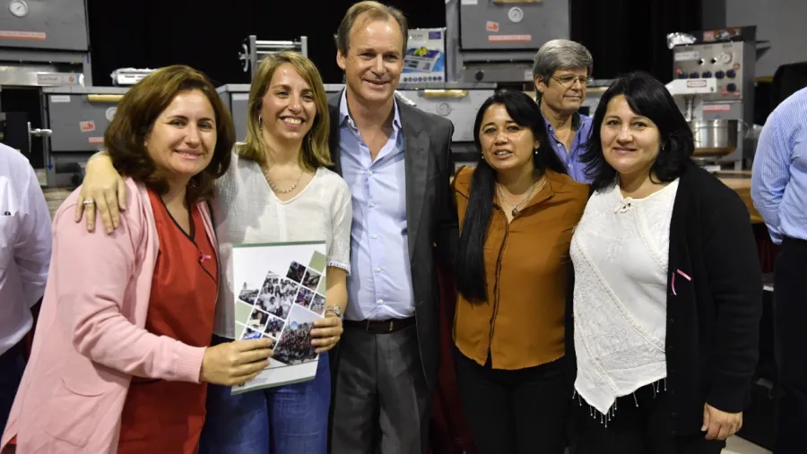 Bordet ratificó los créditos a emprendedores con el apoyo del nuevo gobierno nacional Bordet ratificó los créditos a emprendedores con el apoyo del nuevo gobierno nacional
