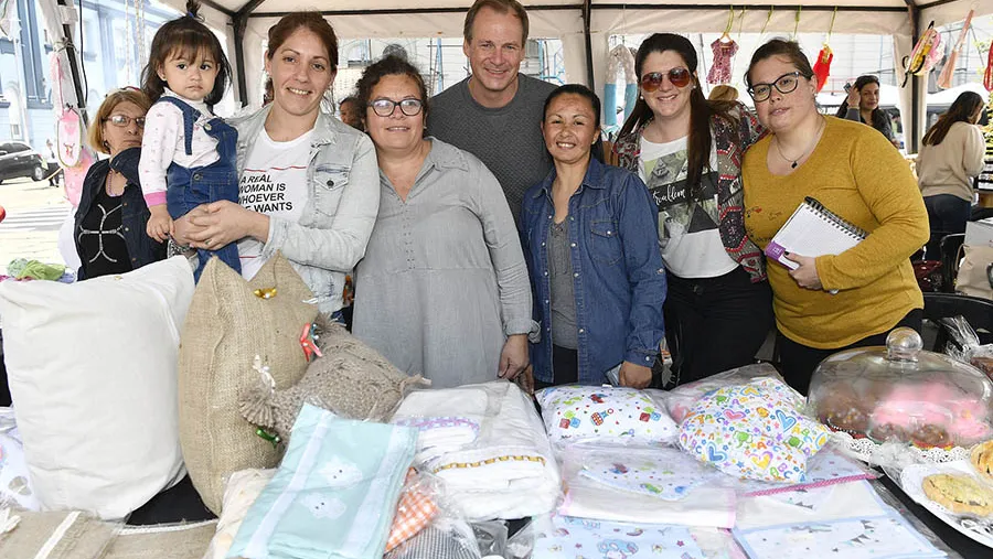 Bordet y Stratta visitaron la plaza Mansilla donde se realiza la Feria de emprendedores y se celebra también el Día del Niño y que cuenta con la participación de más de 100 emprendedoras de toda la provincia. Bordet y Stratta visitaron la plaza Mansilla donde se realiza la Feria de emprendedores y se celebra también el Día del Niño y que cuenta con la participación de más de 100 emprendedoras de toda la provincia.
