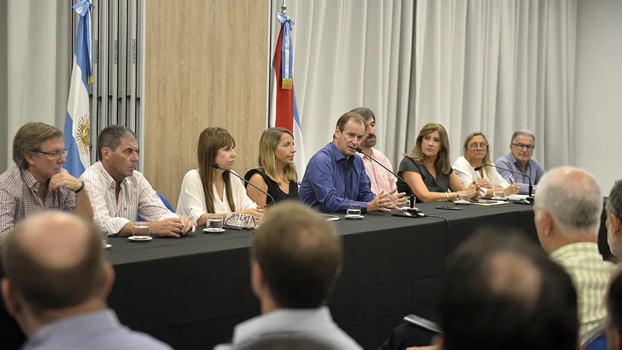 El gobernador reunió a su gabinete y a legisladores oficialistas y opositores para informar las acciones que lleva adelante la provincia para reducir la propagación del nuevo coronavirus. El gobernador reunió a su gabinete y a legisladores oficialistas y opositores para informar las acciones que lleva adelante la provincia para reducir la propagación del nuevo coronavirus.